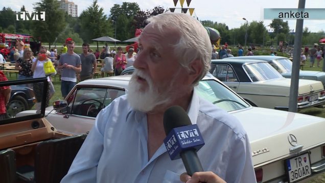 Pri obchodnom centre boli staré autá, ale aj dobrá hudba