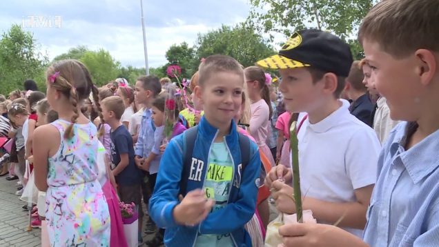 Vysvedčenia sú na školách rozdané a deti sa tešia na prázdniny