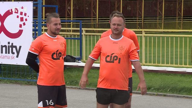 Víťazovi  nohejbalového turnaja odovzdala pohár starostka Žabokriek