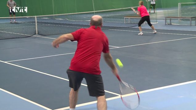 Tenisový nadšenci si zahrali na turnaji v znovuotvorenej hale