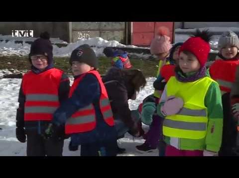 Sneh a zimné počasie využili v Spojenej škole vo Vrútkach na zimné radovánky