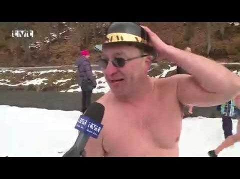 Otužilci z celého Slovenska lyžovali vo Valči v plavkách a potom vstúpili do ľadovej vody