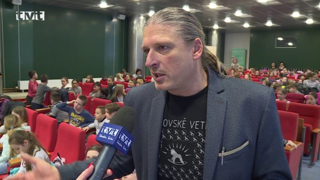 Spevák, hudobník a spisovateľ Braňo Jobus čítal v SNK deťom