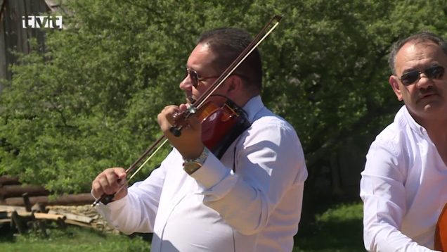 Na rómskom festivale v skanzene vystúpili aj známi Sendreiovci