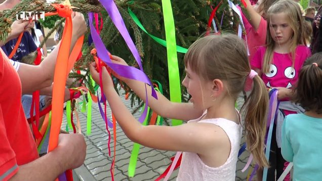 Niekoľko metrov vysoký máj zdobí námestie SNP v Sučanoch
