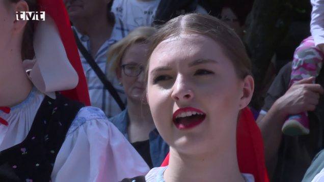 Stavanie májov v Múzeu slovenskej dediny