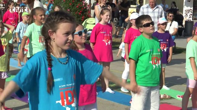 Na Divadelnom námestí všetci cvičili jógu,  aj za účasti Indického veľvyslanca