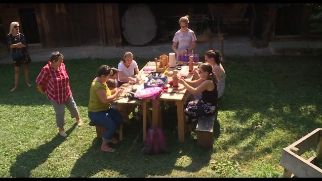 Cestu ľanového semienka ukazujú v skanzene návštevníkom demonštrátori z celého Slovenska
