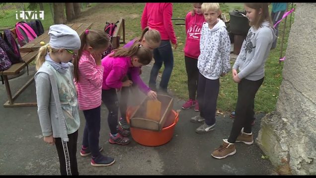 Školáci z Valče jeden školský deň venovali spracovaniu bohatej úrody sliviek