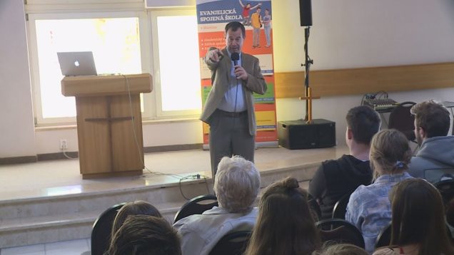 V biblickej škole prednášal neurológ, pôsobiaci v USA i v Prahe