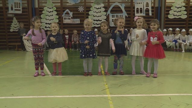 Malí škôlkári z MŠ Podhájska si pripravili vianočný program pre rodičov
