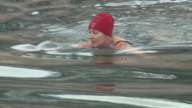 Na štart 3. kola Slovenského pohára v zimnom plávaní sa postavilo niekoľko desiatok otužilcov