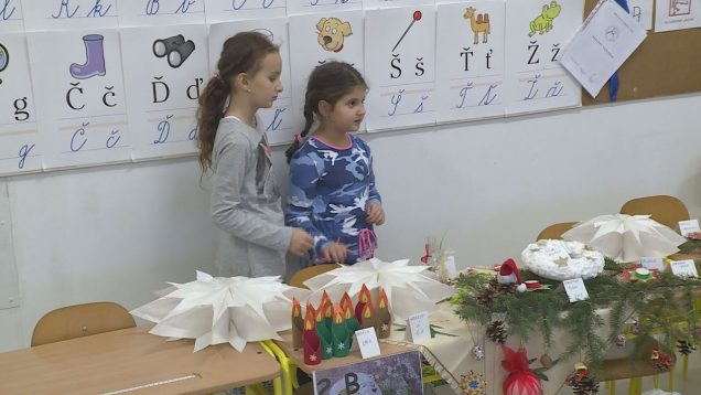 Pre návštevníkov vianočných trhov na ZŠ Pavla Mudroňa bol pripravený aj vianočný program