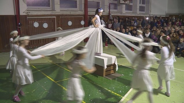 Žiaci zo ZŠ Podhájska si pripravili vianočný program pre rodičov