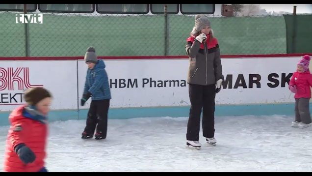 Mrazivé dni využili v Tomčanoch a v Žabokrekoch na vybudovanie ľadovej plochy