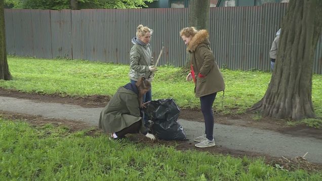 Pracovníci mestského úradu vo Vrútkach si vyhrnuli rukávy a upratali viaceré lokality