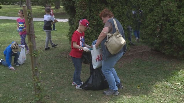 Žiaci zo ZŠ Pavla Mudroňa čistili viaceré lokality v centre mesta