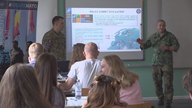 Medzi študentov Evanjelickej spojenej školy prišli vojaci NATO