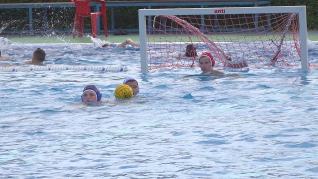 Vo vodnopólovom bazéne vo Vrútkach sa odohrávali zápasy celoslovenského turnaja