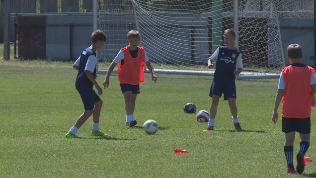 Malí futbalisti pod vedením viacerých trénerov získavali nové zručnosti na futbalovom kempe