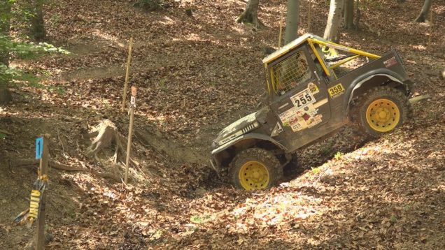 Vo Valčianskej doline sa konali preteky silných áut v off road triale