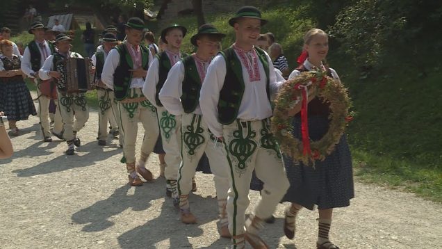 Na dožinkových slávnostiach v skanzene boli aj ukážky tradičného spracovania úrody