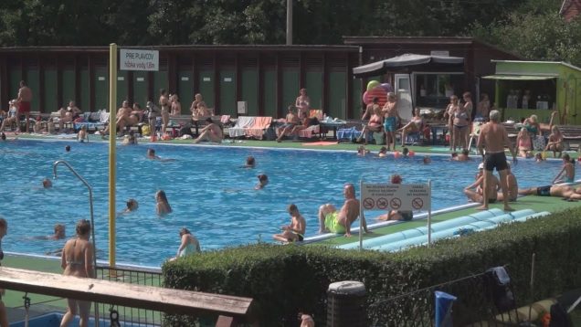 Počas horúcich letných dní praská vrútocké kúpalisko vo švíkoch