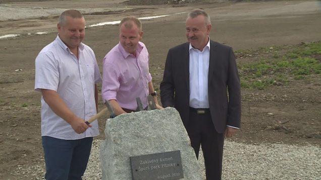 Poklepaním základného kameňa bola odštartovaná výstava nového športoviska na Pltníkoch