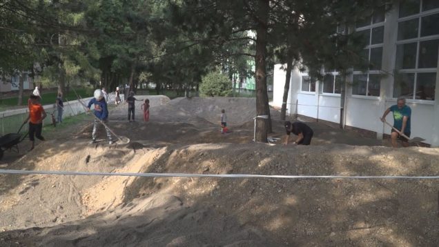 Pri ZŠ Jozefa Krónera vzniká aj vďaka dobrovoľníkom nová pumptracková dráha