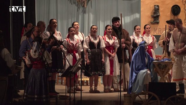 Folklórne zvyky na dedine ukončili členovia FS Kriváň vianočným príbehom