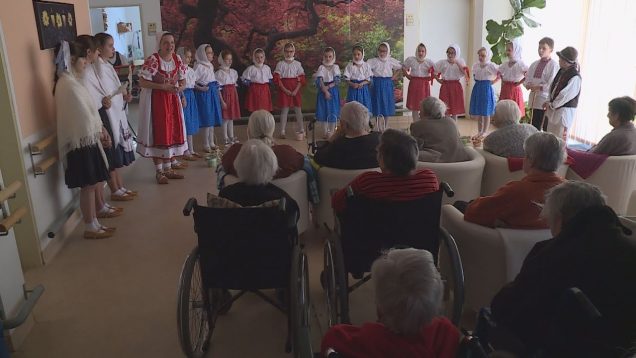 Seniorov v DSS Benetrix prišli počas adventu pozdraviť deti zo ZŠ a MŠ Priehradná