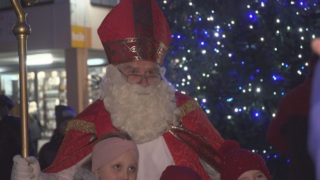 Vianočnú výzdobu na pešej zóne vo Vrútkach rozsvietil spolu s deťmi Mikuláš