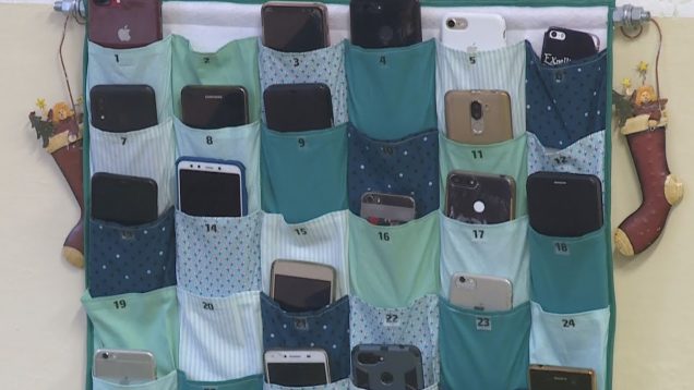 Na Gymnáziu Jozefa Lettricha používajú vrecúška na mobily