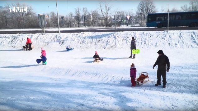 Prázdninujúce deti využili víkendovú snehovú nádielku na sánkovanie