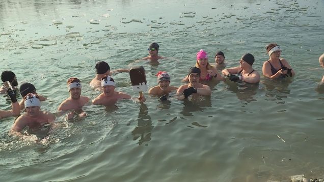 Ani nízke vonkajšie teploty nezabránili Turčianskym nanukom ponoriť sa do ľadovej vody