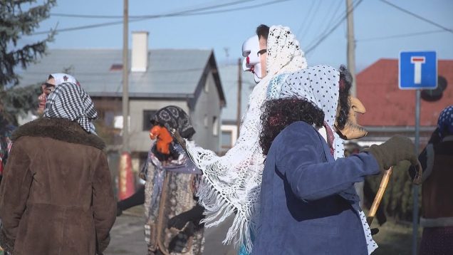 Dobrovoľní hasiči z Mošoviec sa obliekli do masiek a obveseľovali celú dedinu