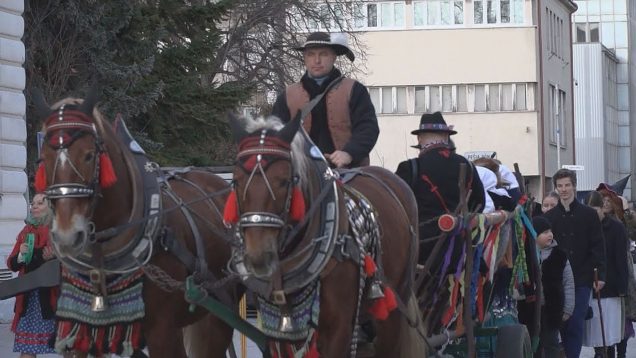 Fašiangový sprievod a fašiangové zvyky ožili aj na Divadelnom námestí