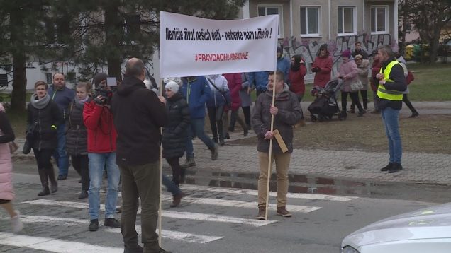 Počas zasadnutia doplnenej školskej rady sa rodičia  zúčastnili protestného pochodu