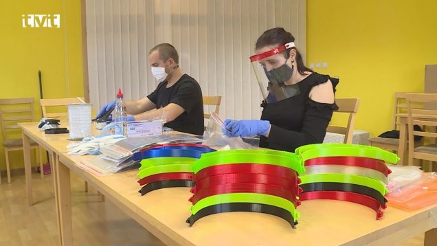 30 ochranných štítov od manželov Machovcov putovalo pre seniorov v Priekope