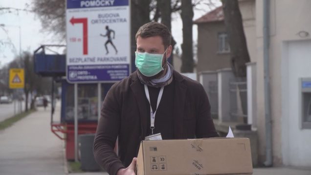 Aj zdravotníci v UNM dostali respirátory od zdravotnej poisťovne Dôvera