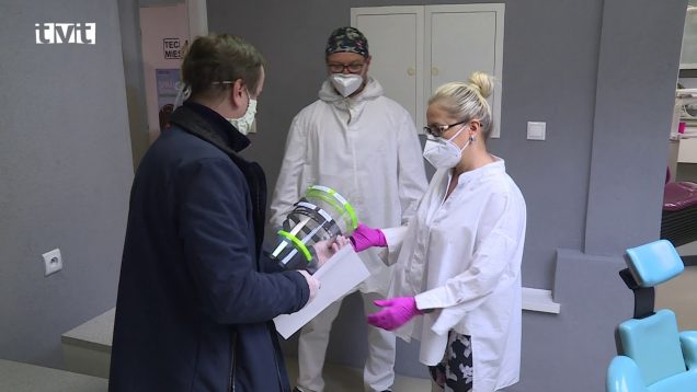 Ochranné štíty od Žilinskej univerzity odovzdalo mesto Vrútky aj v zubnej ambulancii