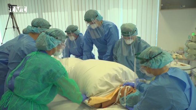 V simulačnim centre JLF UK točili edukačné video ako polohovať pacienta na umelej pľúcnej ventilácii