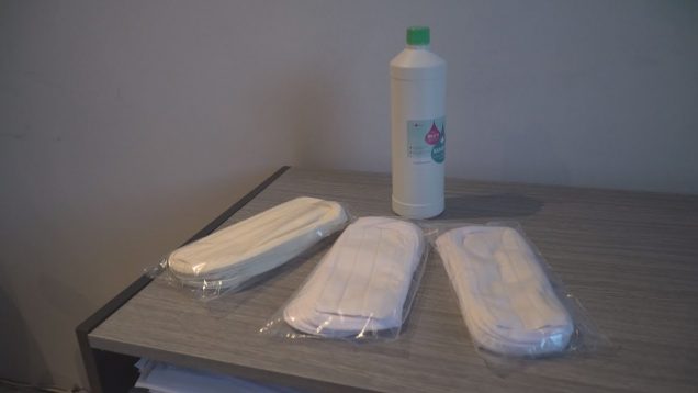 Aj pracovníci Kultúrnej scény vo veľkom pomáhajú s rúškami