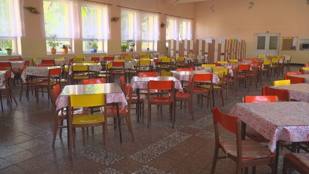 Školské jedálne sa museli vysporiadať so zásobami jedla