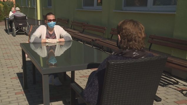 V rámci uvoľňovania opatrení sa mohli po dlhých týždňoch stretnúť seniori so svojimi blízkymi