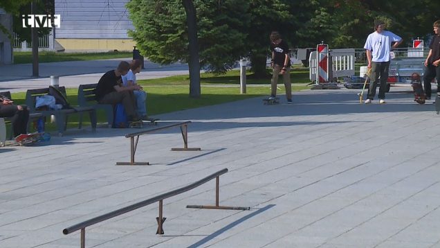 Skejtbordisti, ktorých vidieť na pešej zóne sa venujú deťom