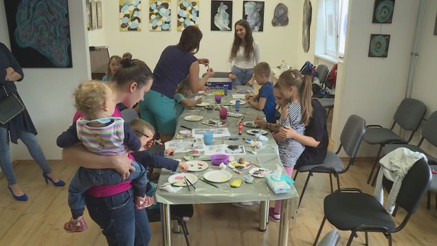 V Turčianskom kultúrnom stredisku prázdninujúce deti maľovali na kamienky