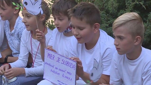 Žiaci aj učitelia ZŠ J.Kronera prišli do školy v bielom. Oslávili Medzinárodný deň mieru