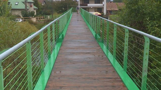 Po vynovenom mostíku môžu obyvatelia konečne bezpečne prechádzať