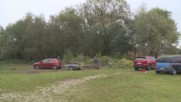 Poslanci MČ Záturčie, hasiči a doborovoľníci pripravili pôdu pre budúce venčovisko